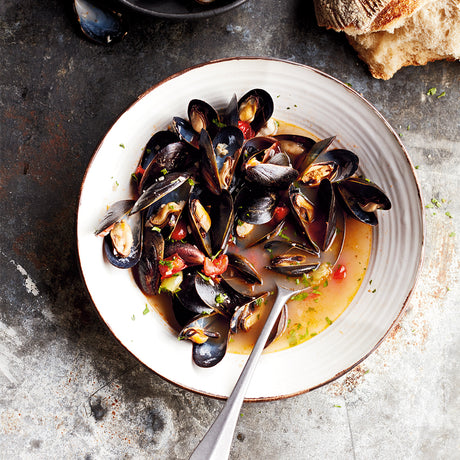 Mussels With Tomatoes and White Wine Broth
